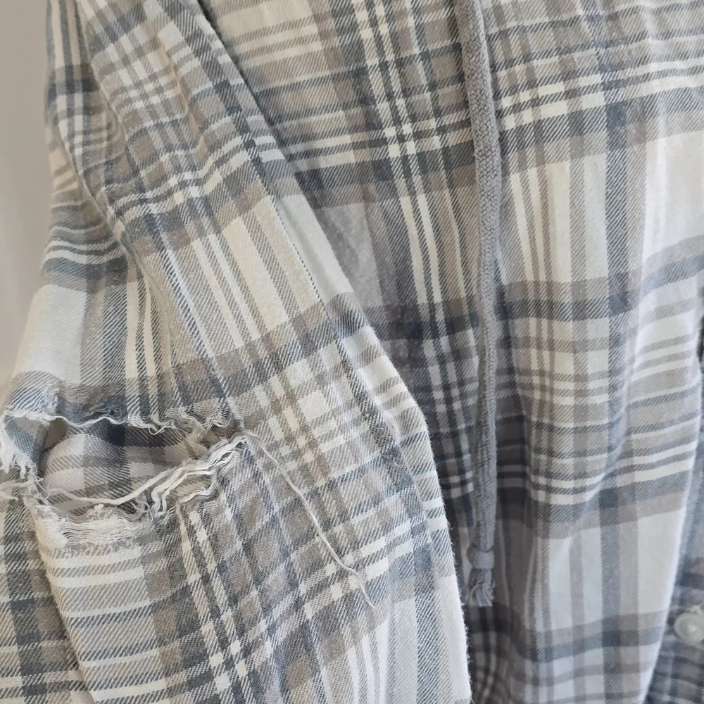 American Eagle Outfitters Gray and White Plaid Button-Down Shirt - Picture 4 of 7